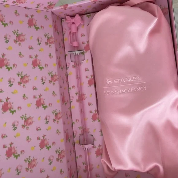 Stanley 1913 x LoveShackFancy Quencher H2.0 Flowstate™ Tumbler | 40 OZ - Picture 13 of 15